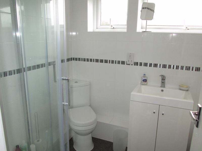 Flat Oakleigh Way in Highcliffe-on-Sea