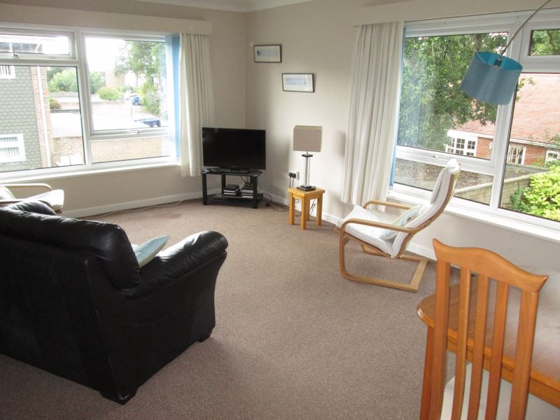 Flat Oakleigh Way in Highcliffe-on-Sea
