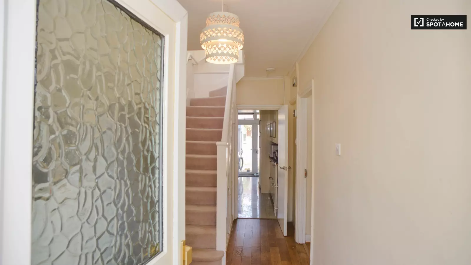 Flat Eastcote Avenue in Greater London