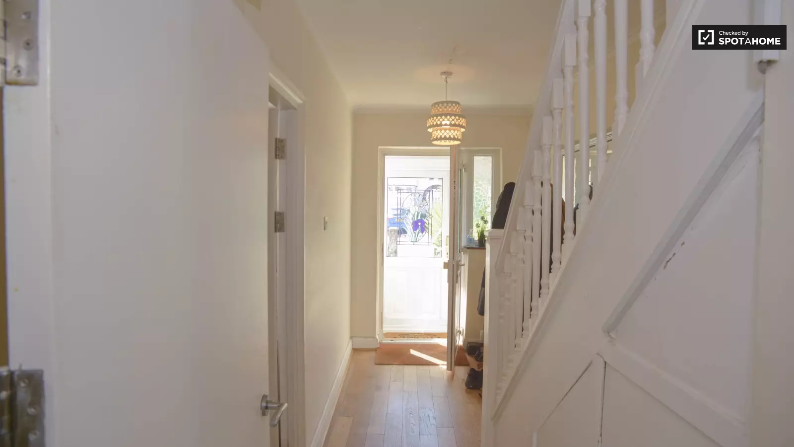 Flat Eastcote Avenue in Greater London