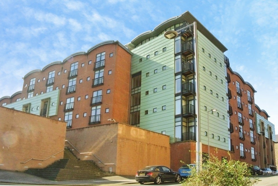 Flat Curzon Place in Gateshead