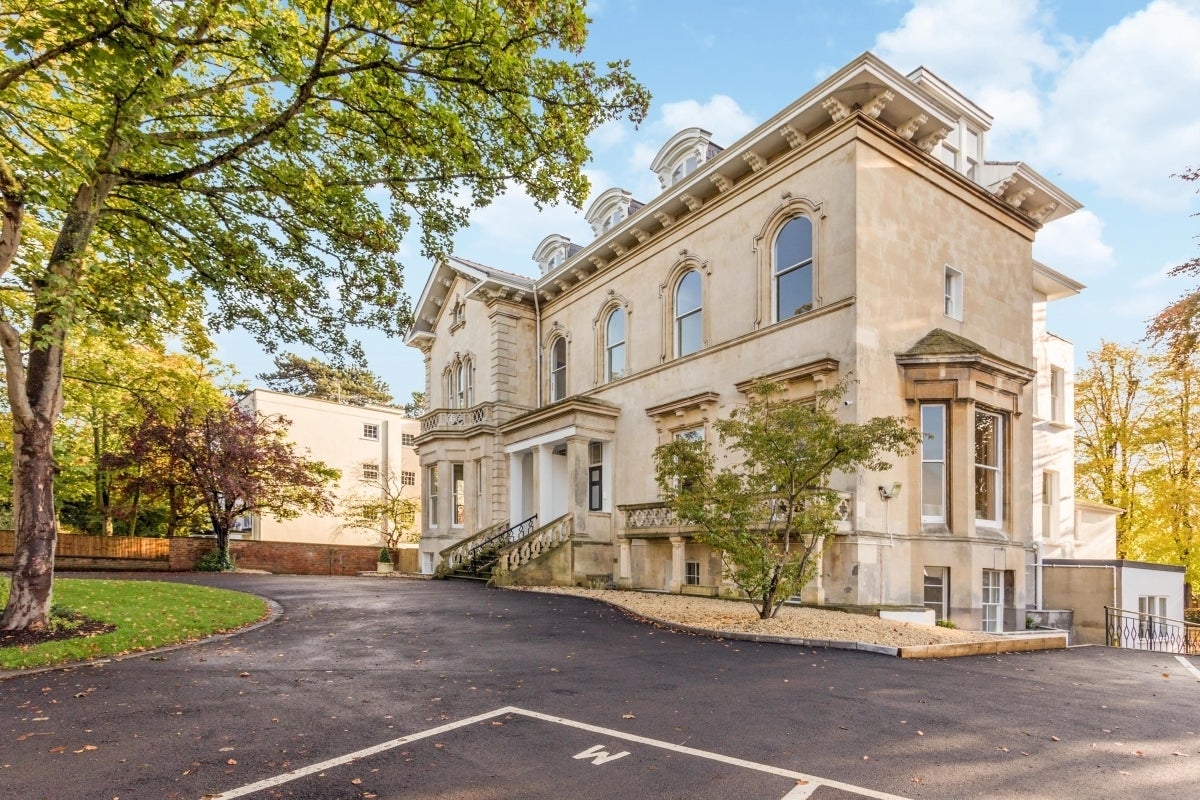 Flat Lypiatt Drive in Cheltenham