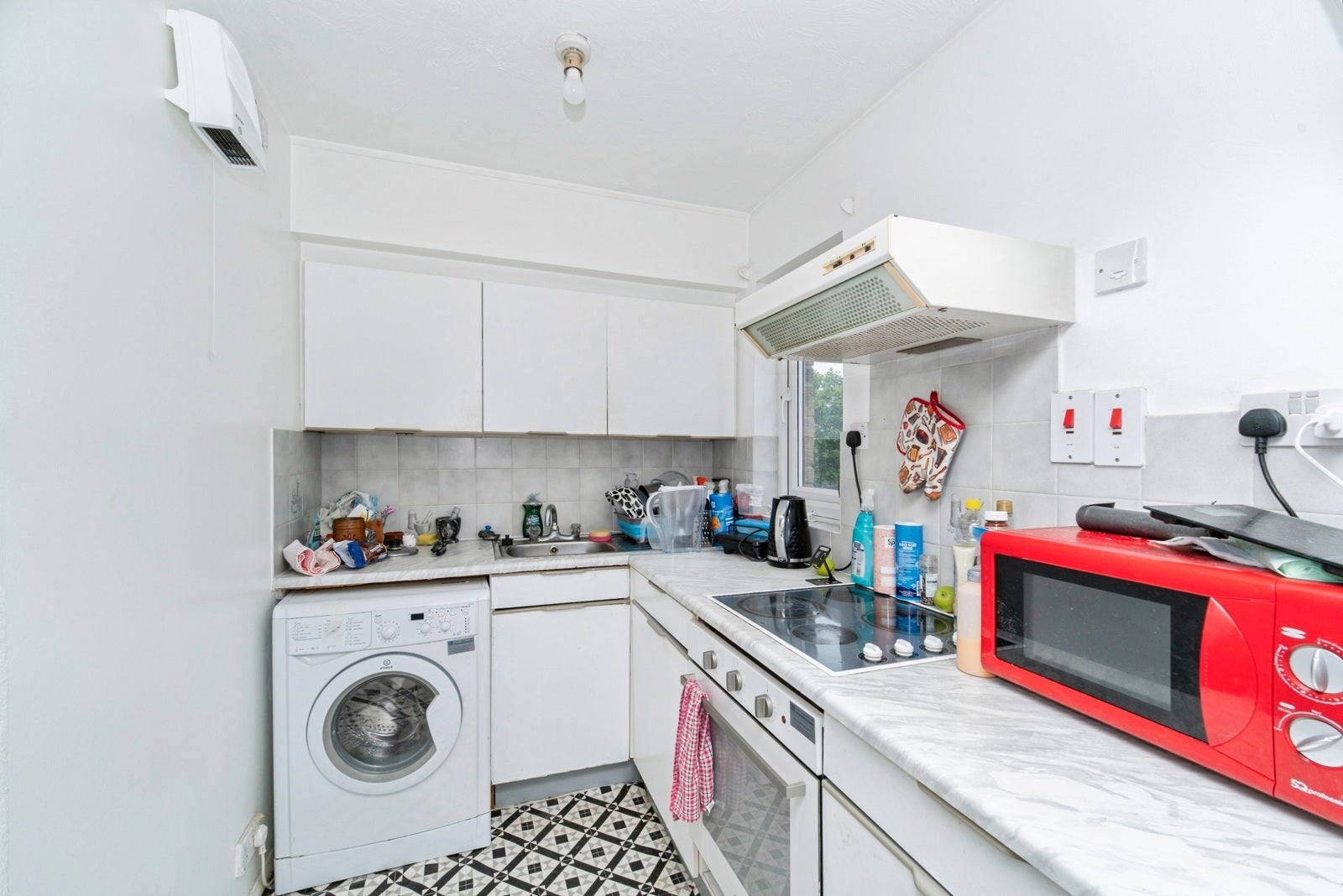 Flat Holly Gardens in Greater London