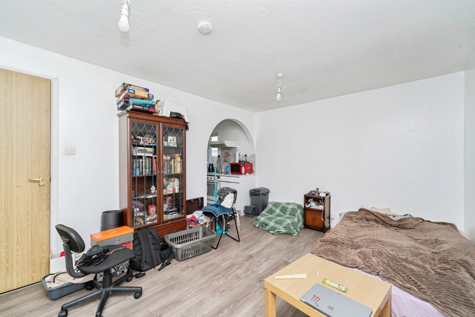 Flat Holly Gardens in Greater London