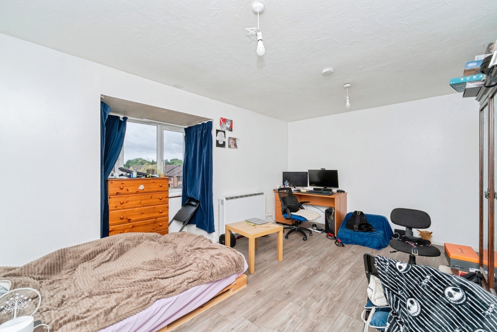 Flat Holly Gardens in Greater London