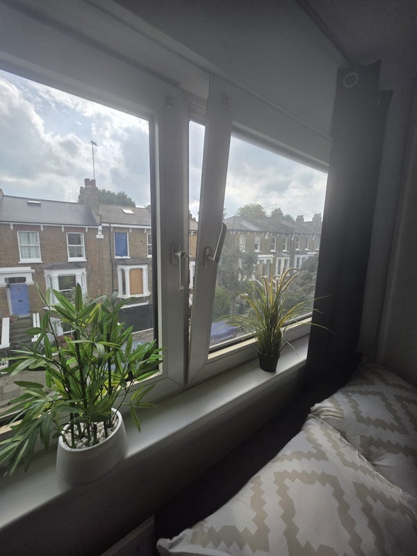 Room Woodsome Road in Greater London