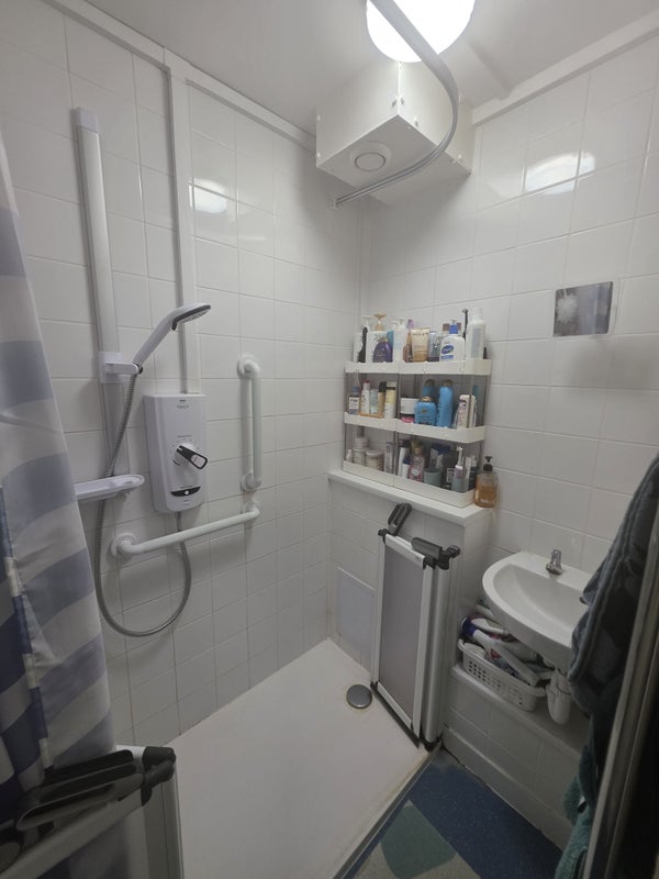 Room Woodsome Road in Greater London