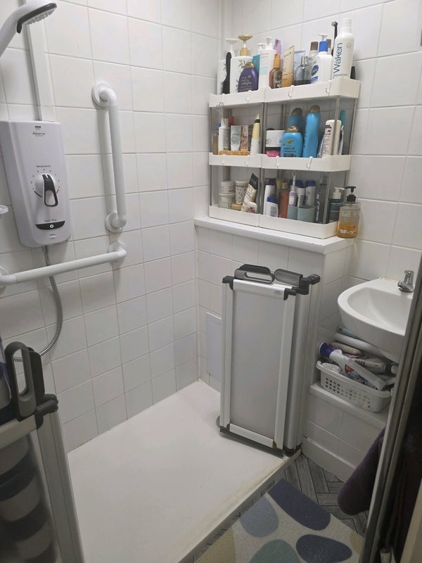 Room Woodsome Road in Greater London