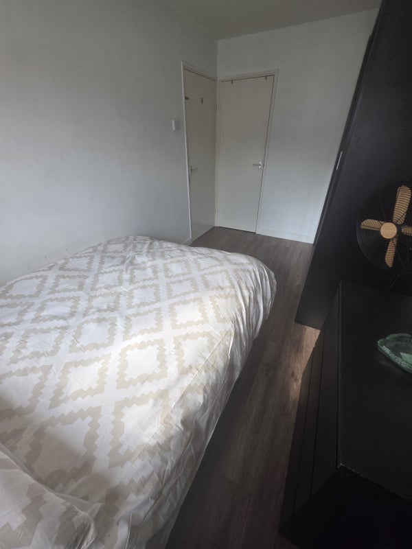 Room Woodsome Road in Greater London