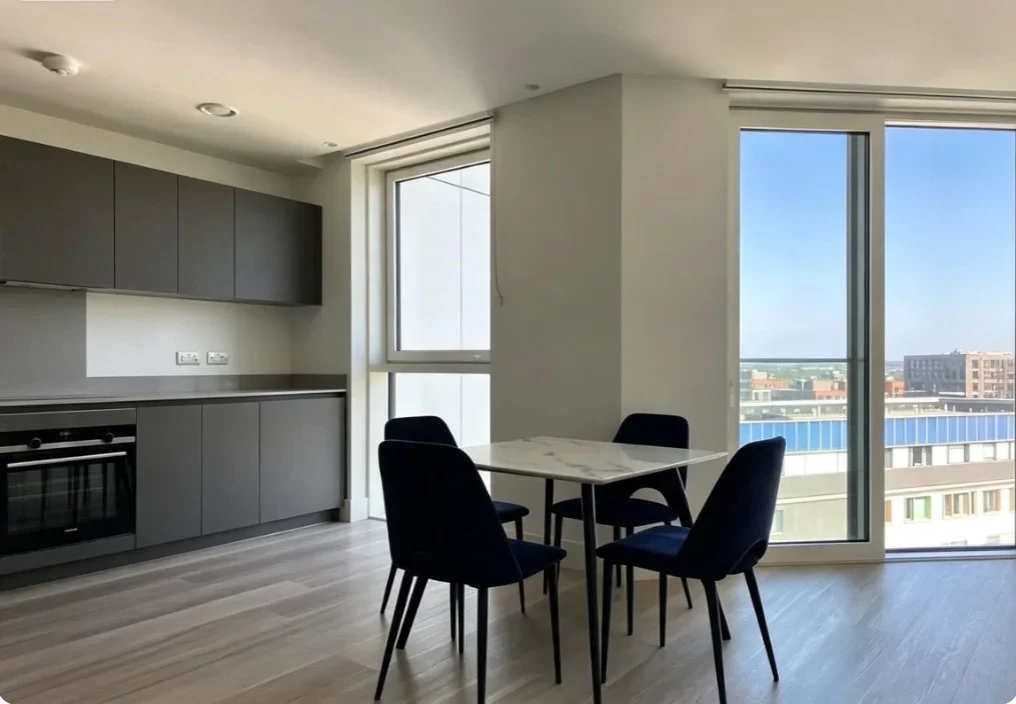 Room Daneland Walk in Greater London