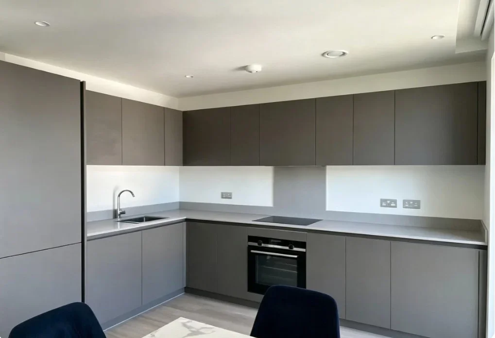 Room Daneland Walk in Greater London