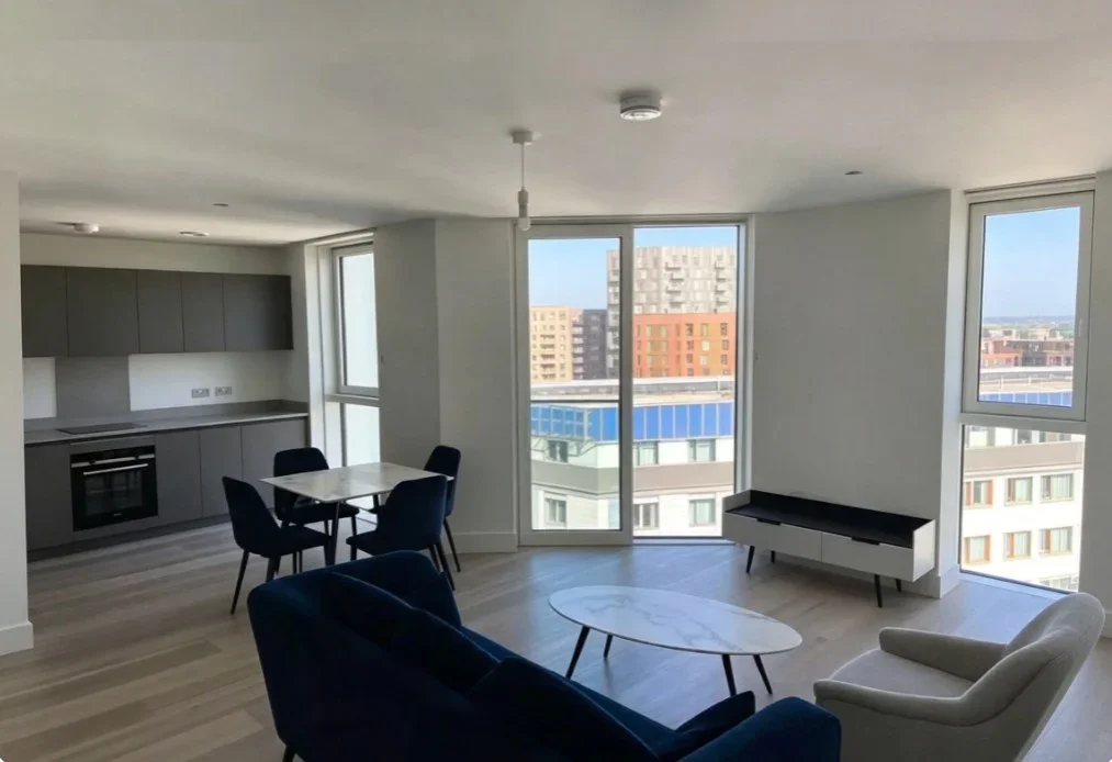 Room Daneland Walk in Greater London