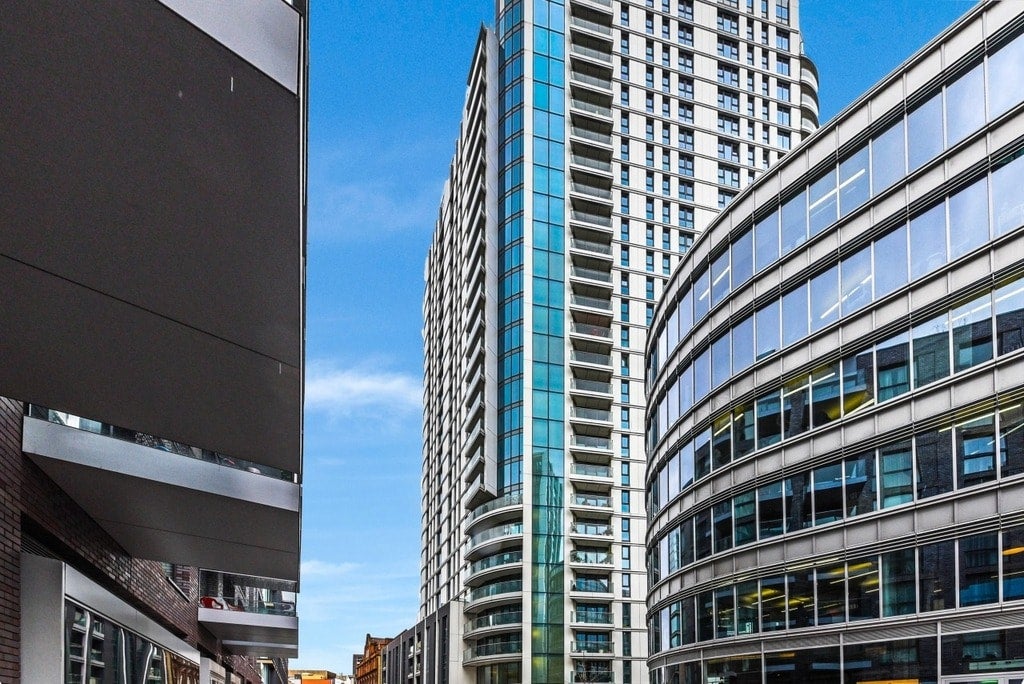 Flat Alie Street in Greater London
