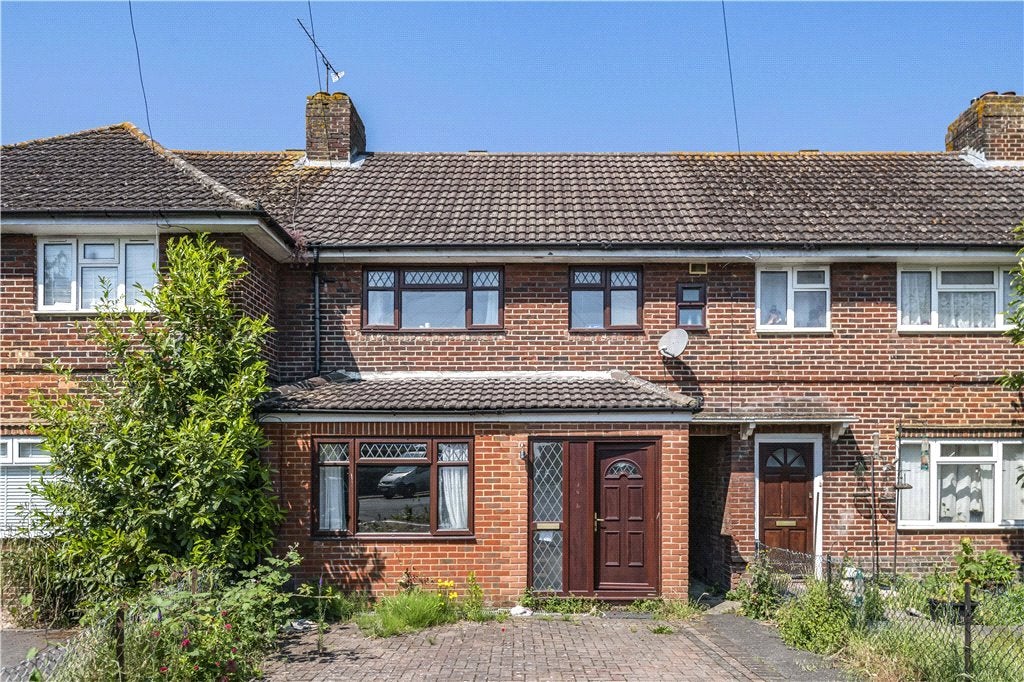 House Kingsley Avenue in Borough of Runnymede