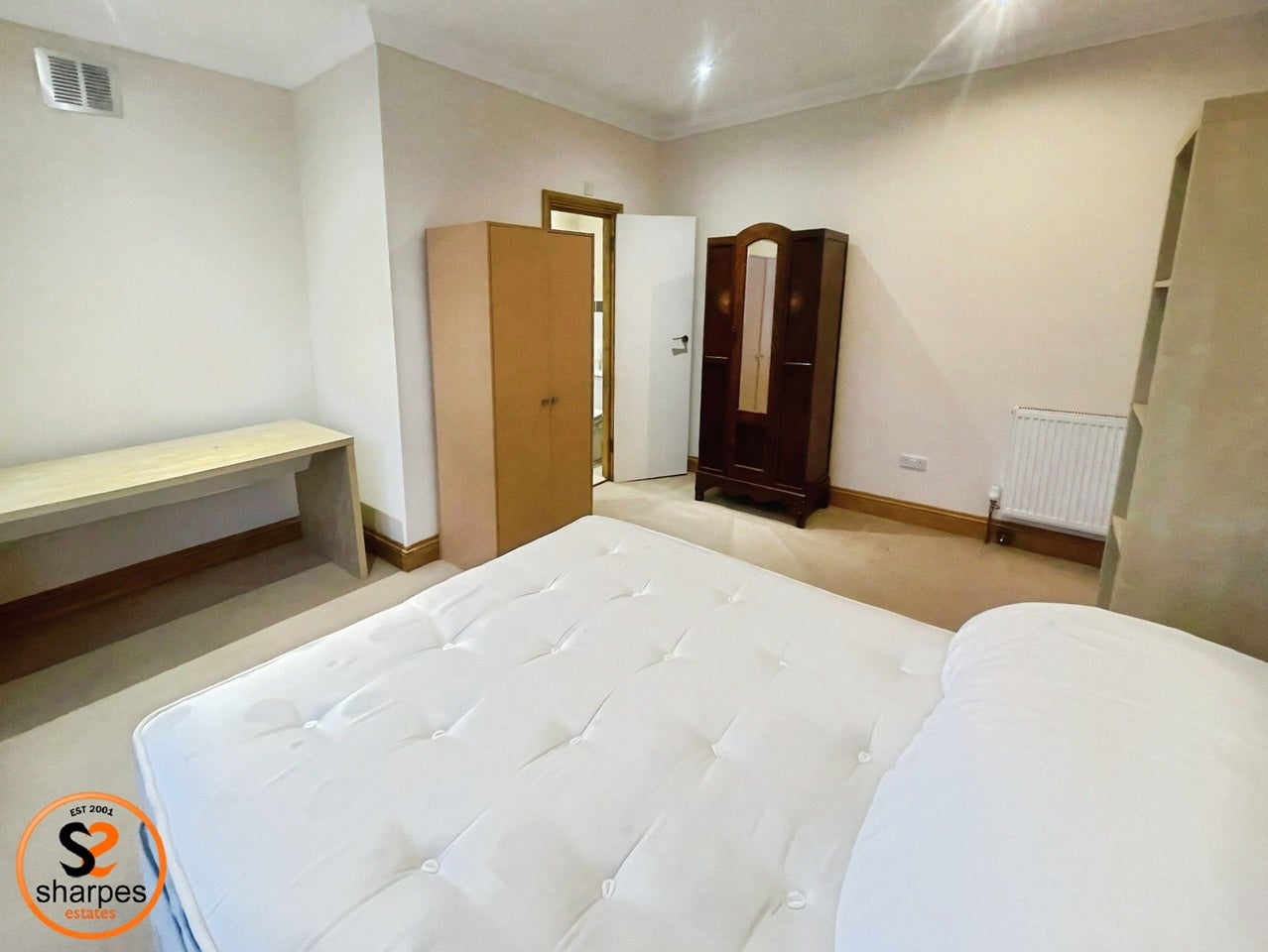 Room Robinson Road in Greater London