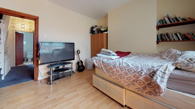 House Back Burchett Grove in Leeds