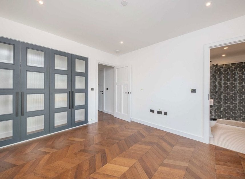 Flat Wheatfield Way in Greater London