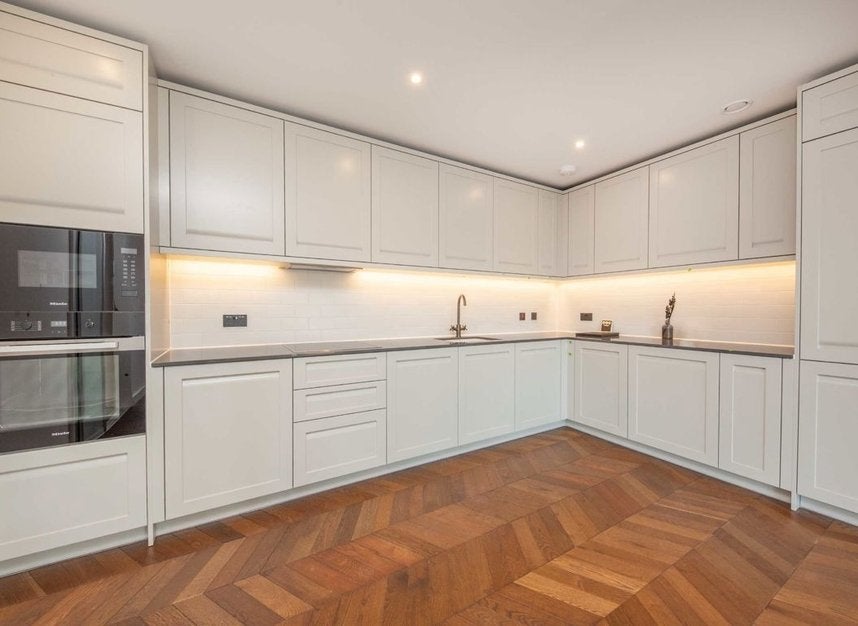 Flat Wheatfield Way in Greater London