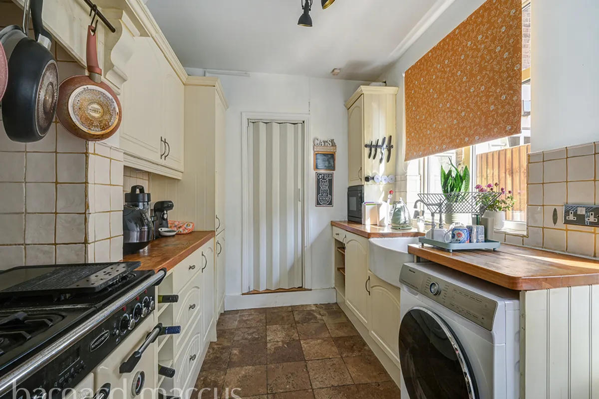 Flat Acton Lane in Greater London