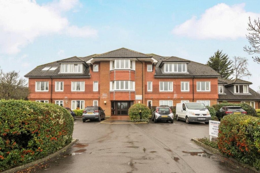 Flat Burpham Lane in Guildford