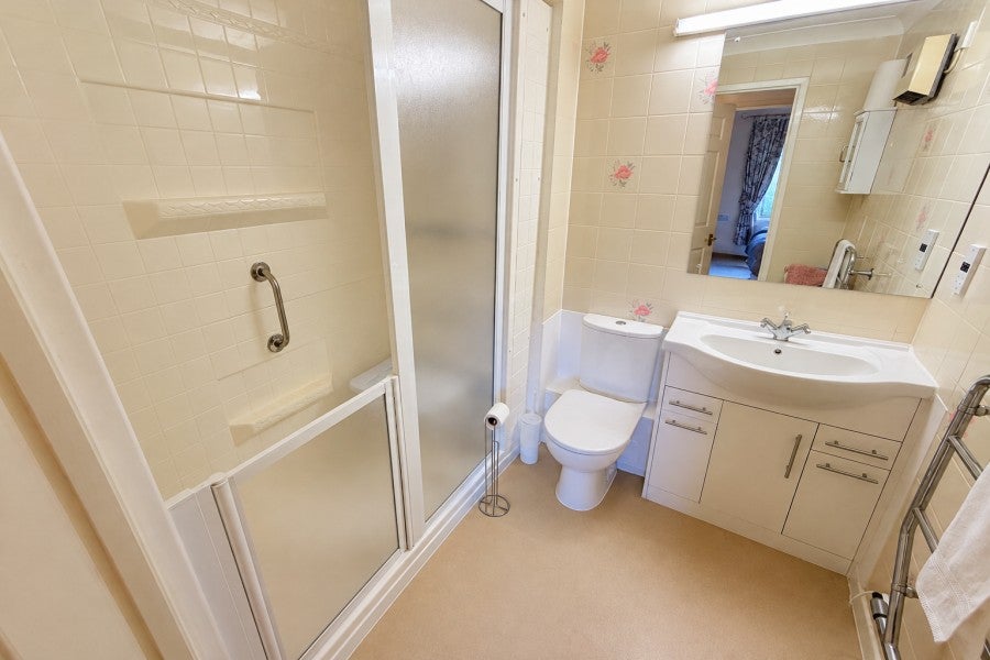 Flat Burpham Lane in Guildford
