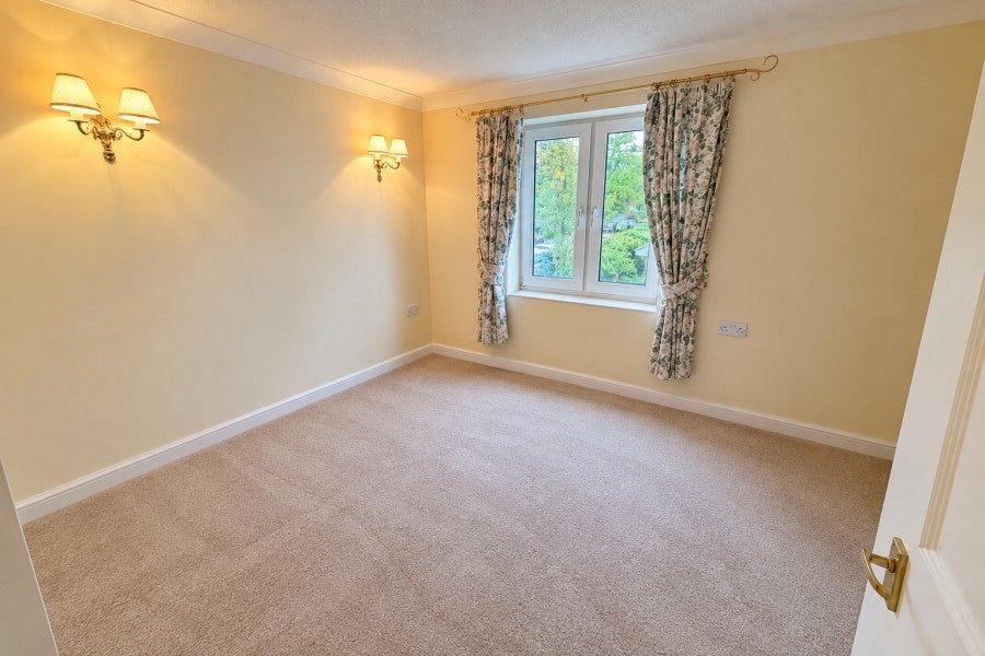 Flat Burpham Lane in Guildford