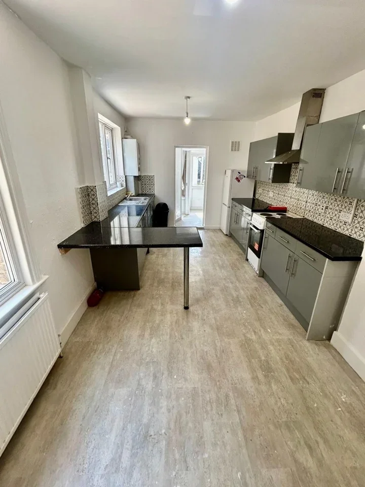 Room Chatfield Road in Greater London