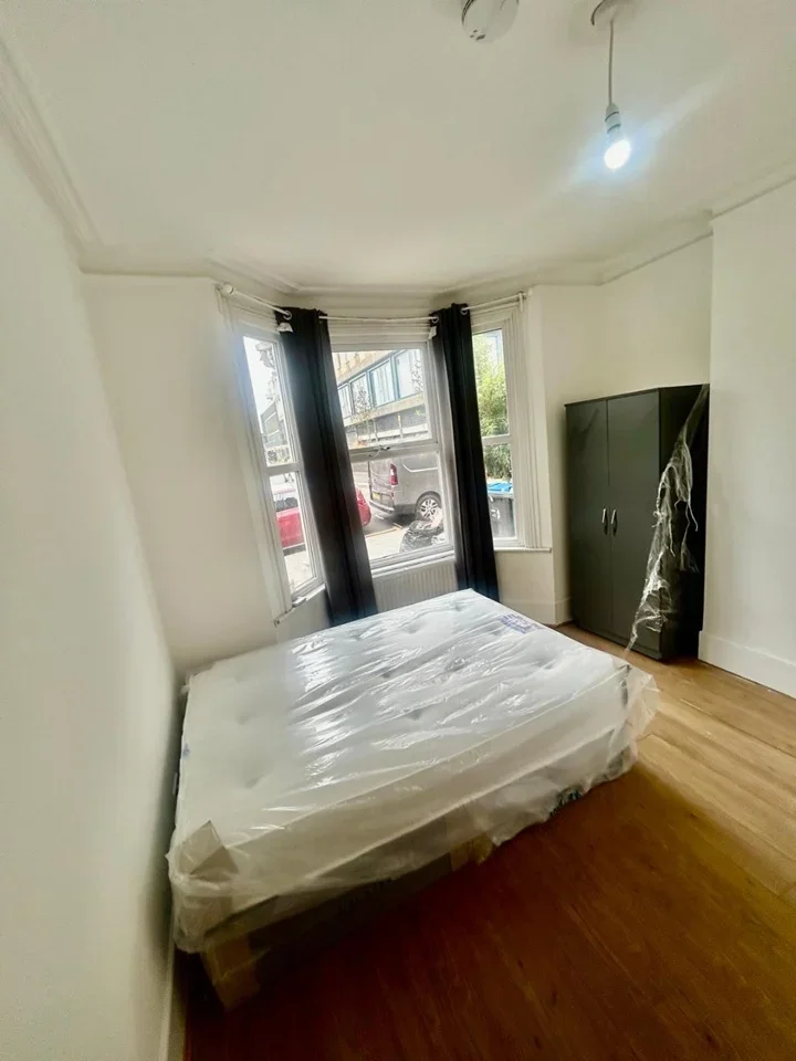 Room Chatfield Road in Greater London