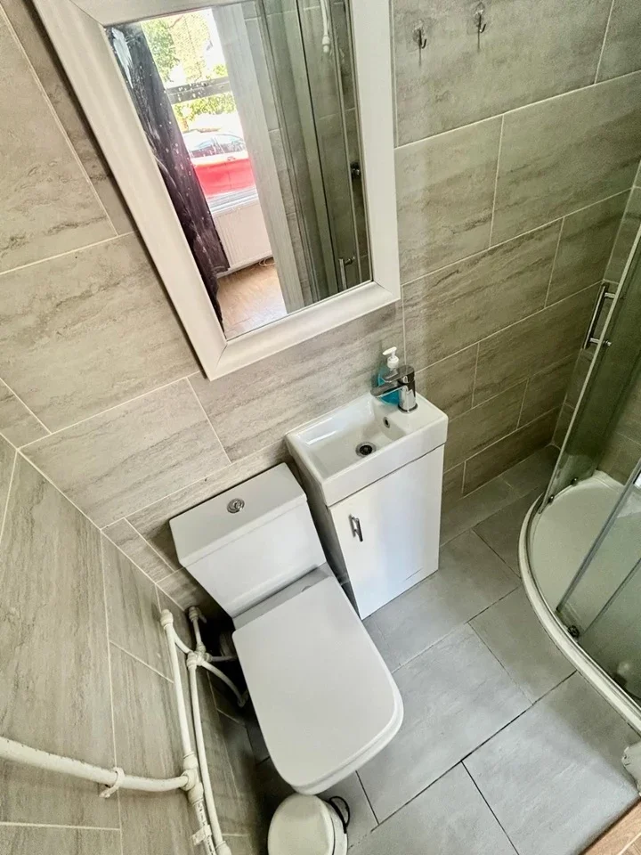 Room Chatfield Road in Greater London