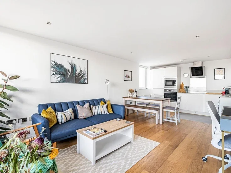 Flat Rainhill Way in Greater London