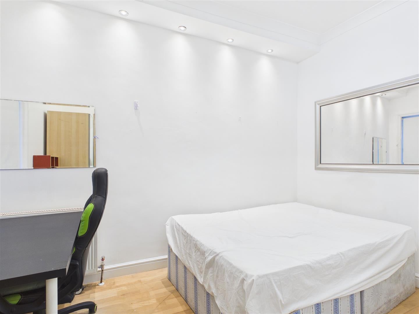 Flat Leythe Road in Greater London
