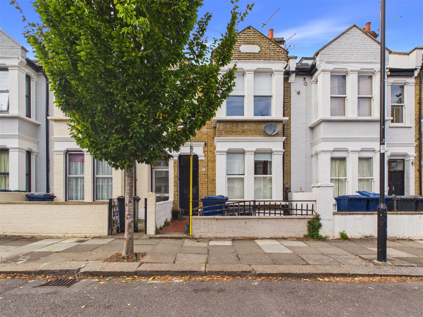 Flat Leythe Road in Greater London