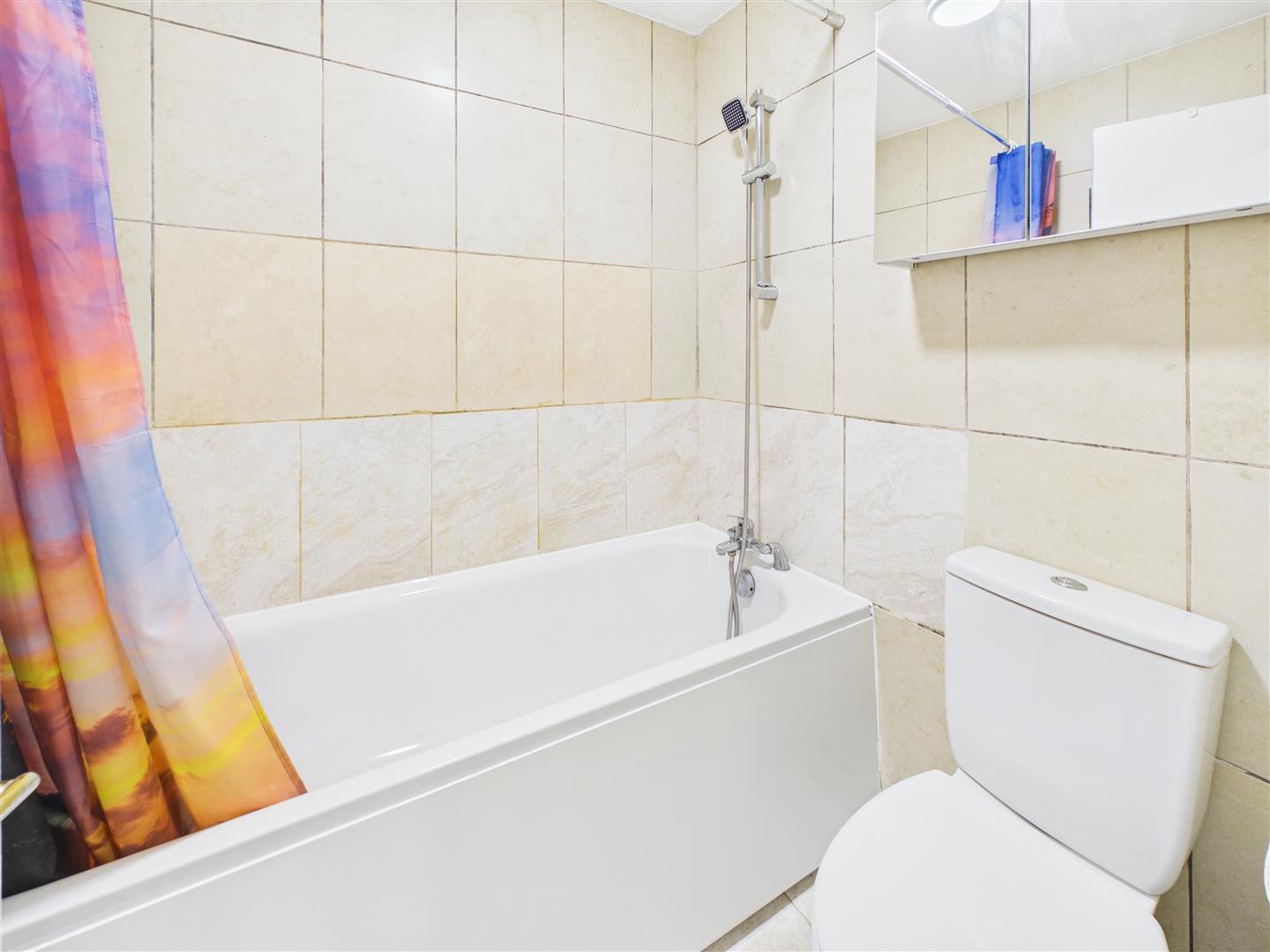 Flat Leythe Road in Greater London