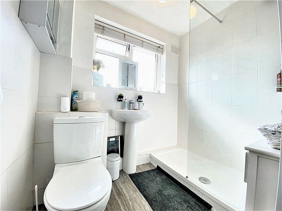 Flat Cowley Road in Greater London