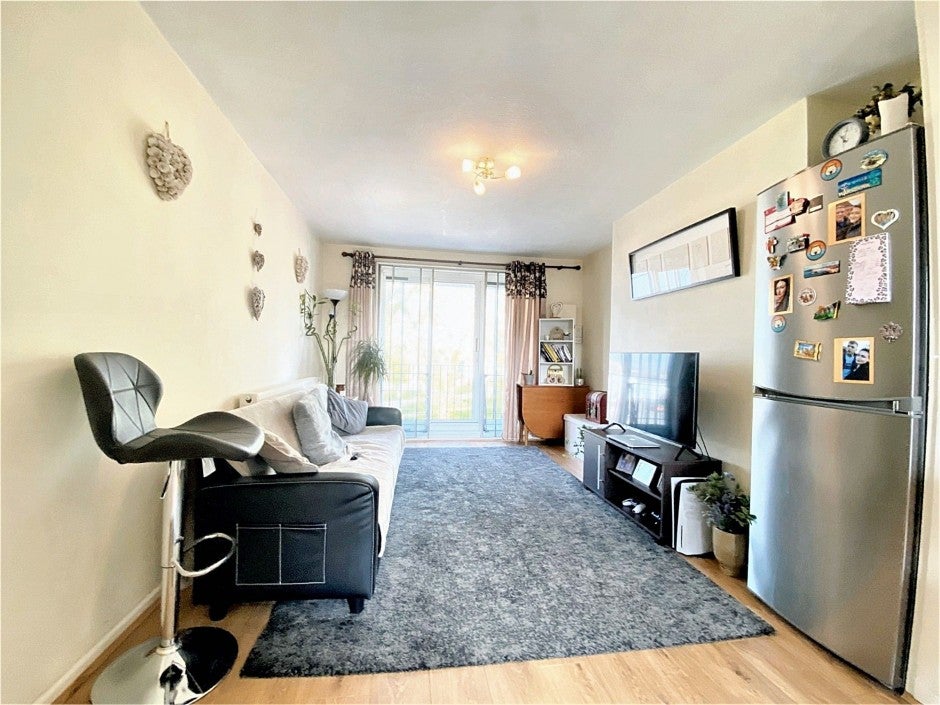 Flat Cowley Road in Greater London
