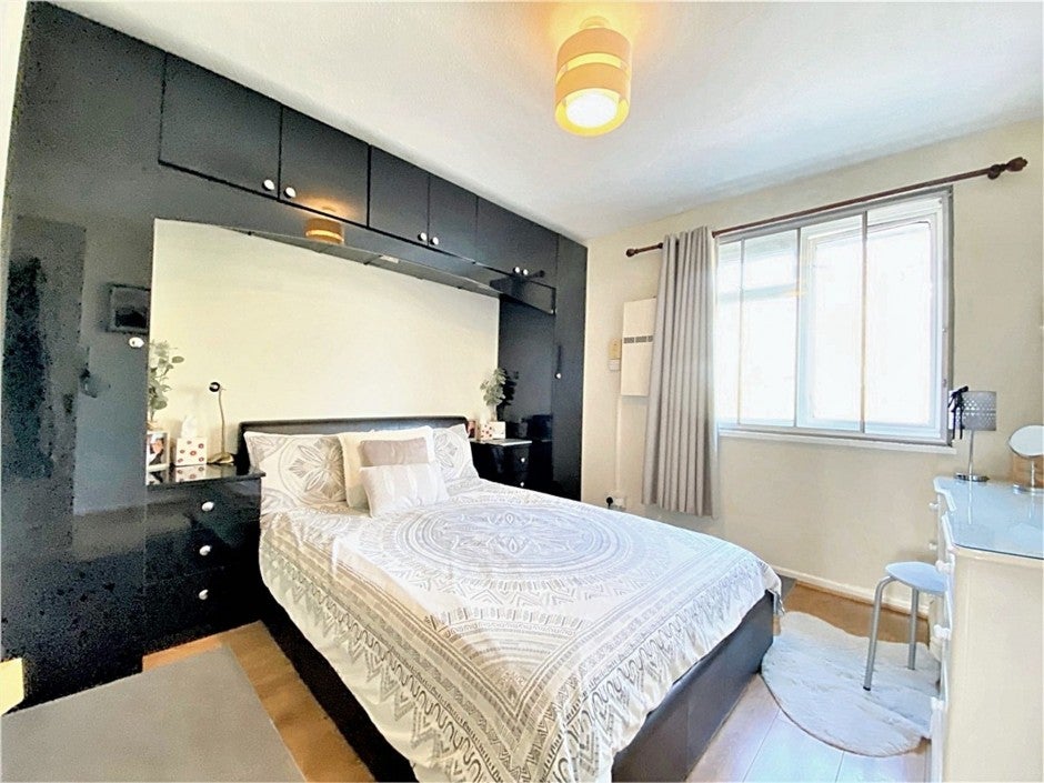 Flat Cowley Road in Greater London