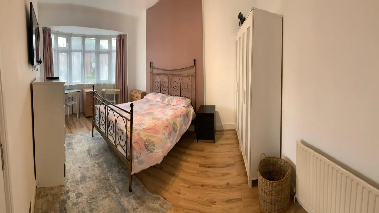 Flat Friary Road in Greater London