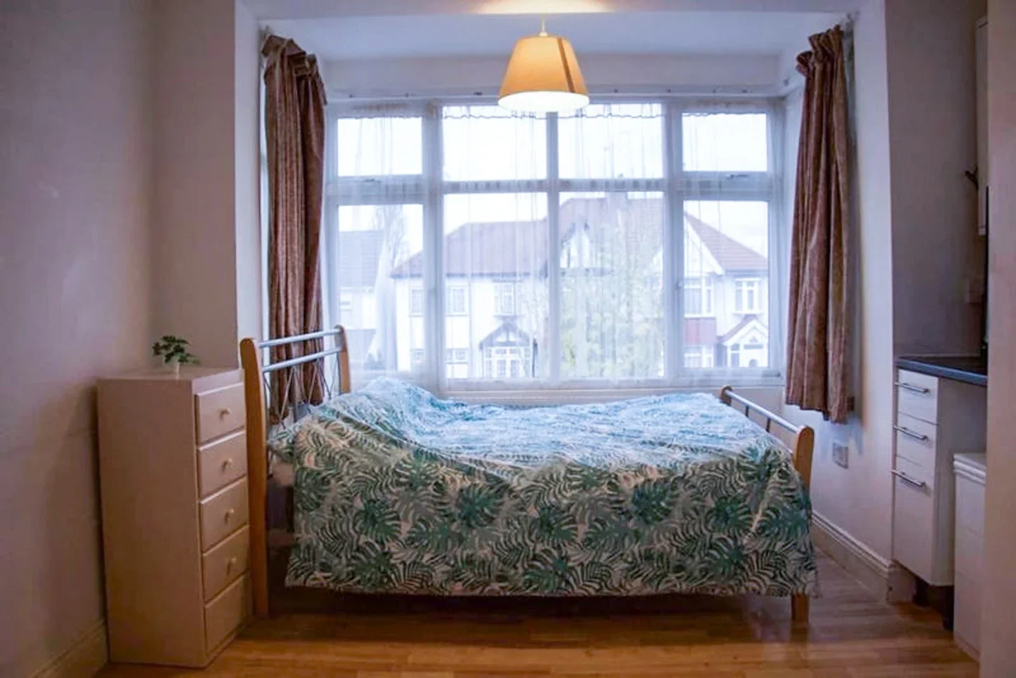 Room Clarendon Gardens in Greater London