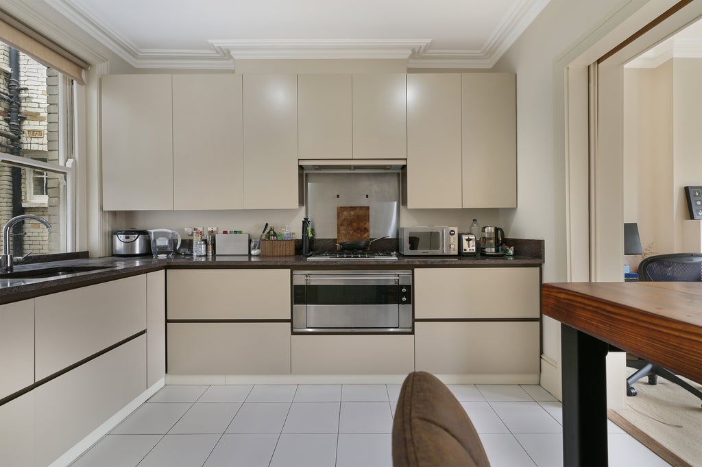 Flat Abingdon Road in Greater London