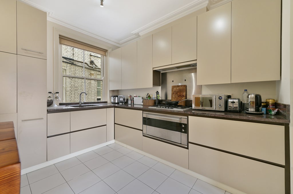 Flat Abingdon Road in Greater London