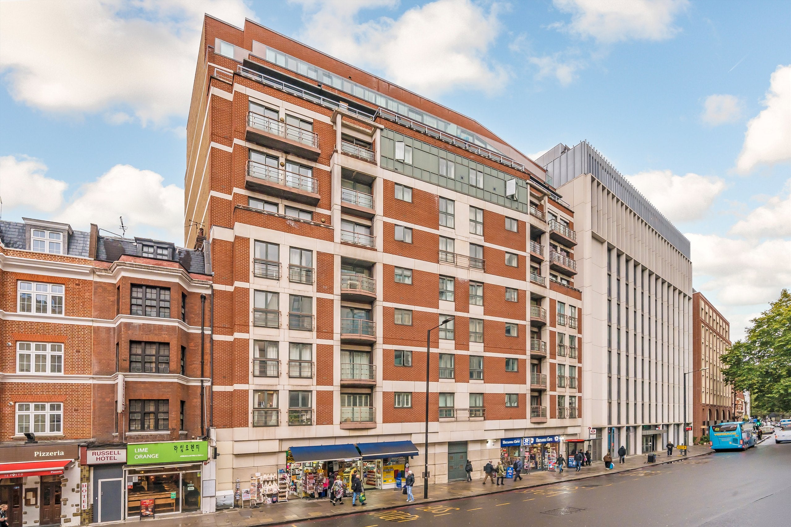 Flat King's Scholars' Passage in City of Westminster