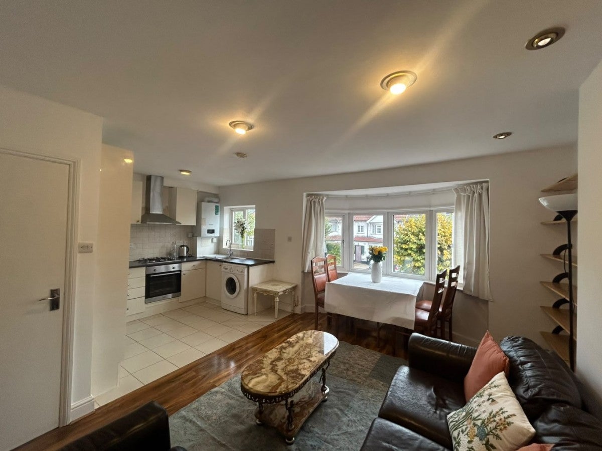 Flat Hamilton Road in Greater London