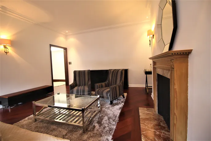 Flat Pont Street in Greater London