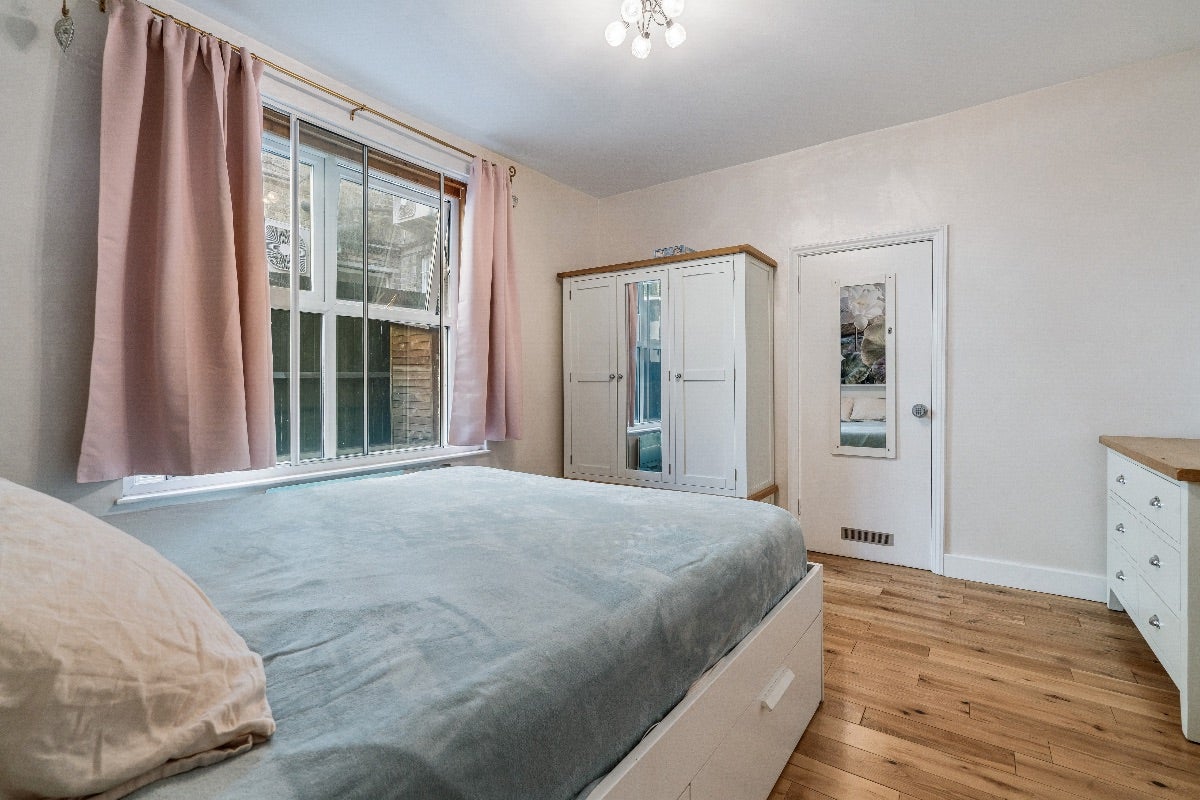 Flat Upper Richmond Road West in Greater London