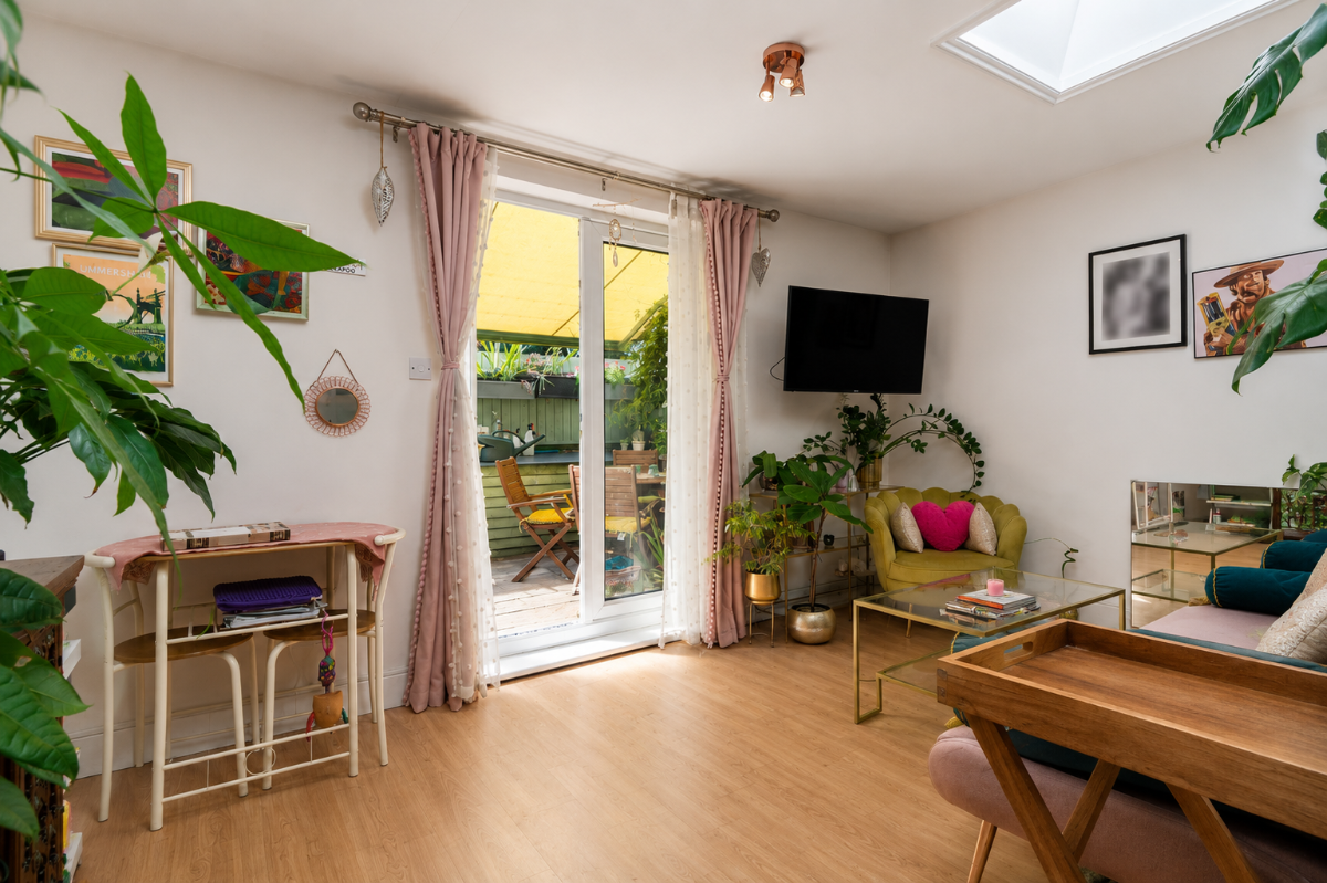 Flat Upper Richmond Road West in Greater London