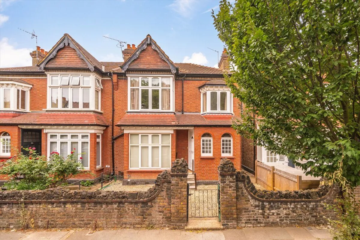 Flat Kerrison Road in Greater London