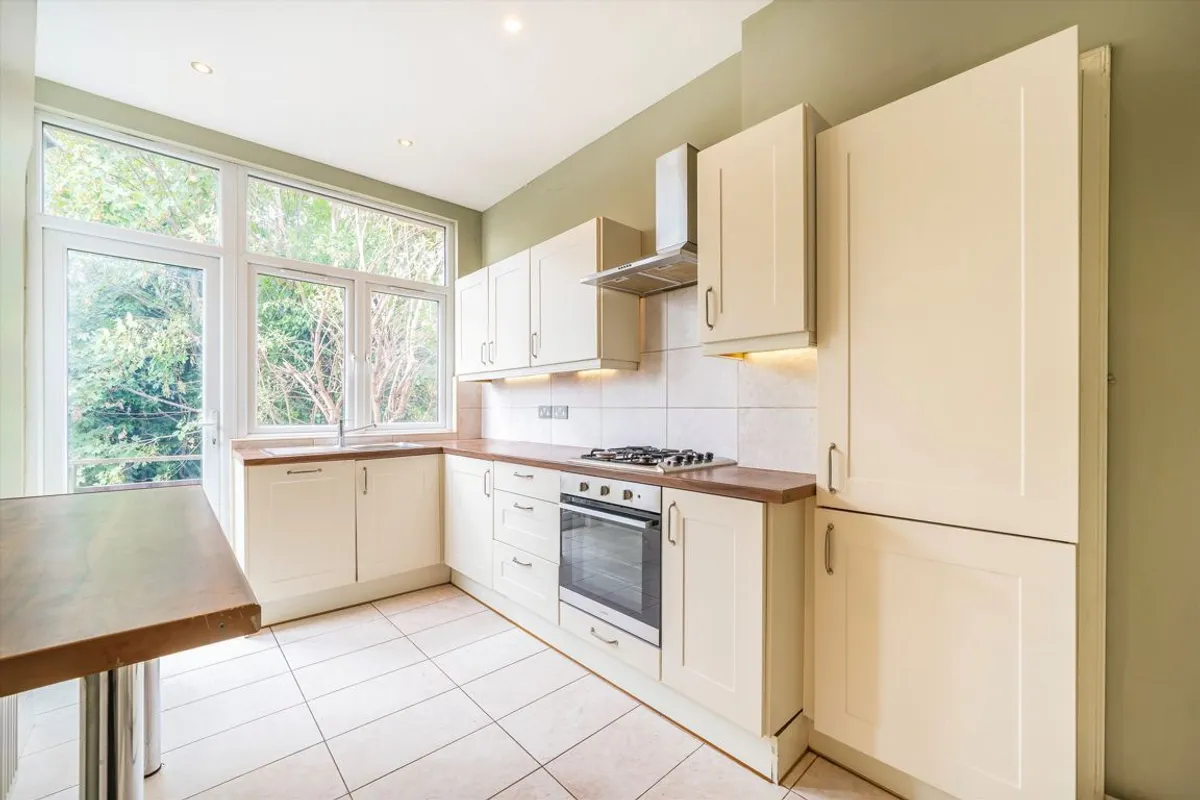 Flat Kerrison Road in Greater London