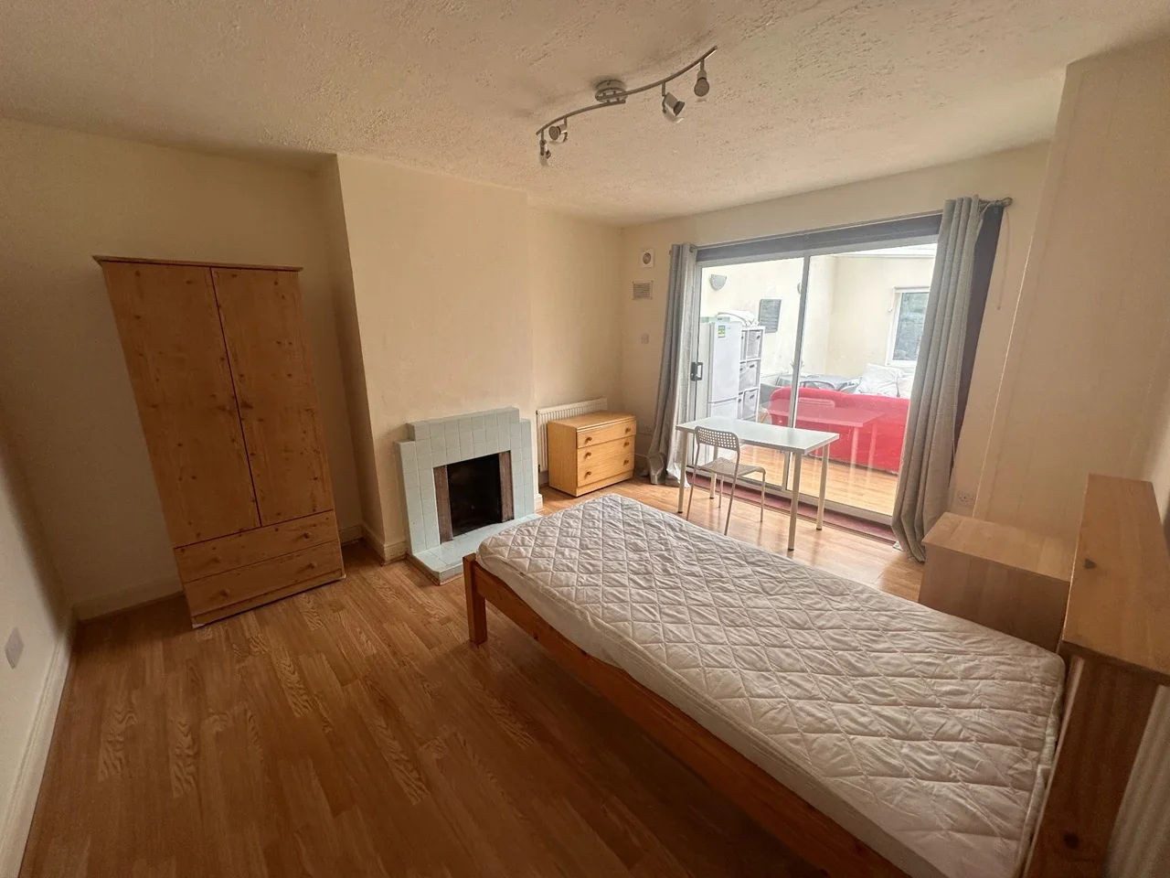 Room Chase Road in Epsom and Ewell