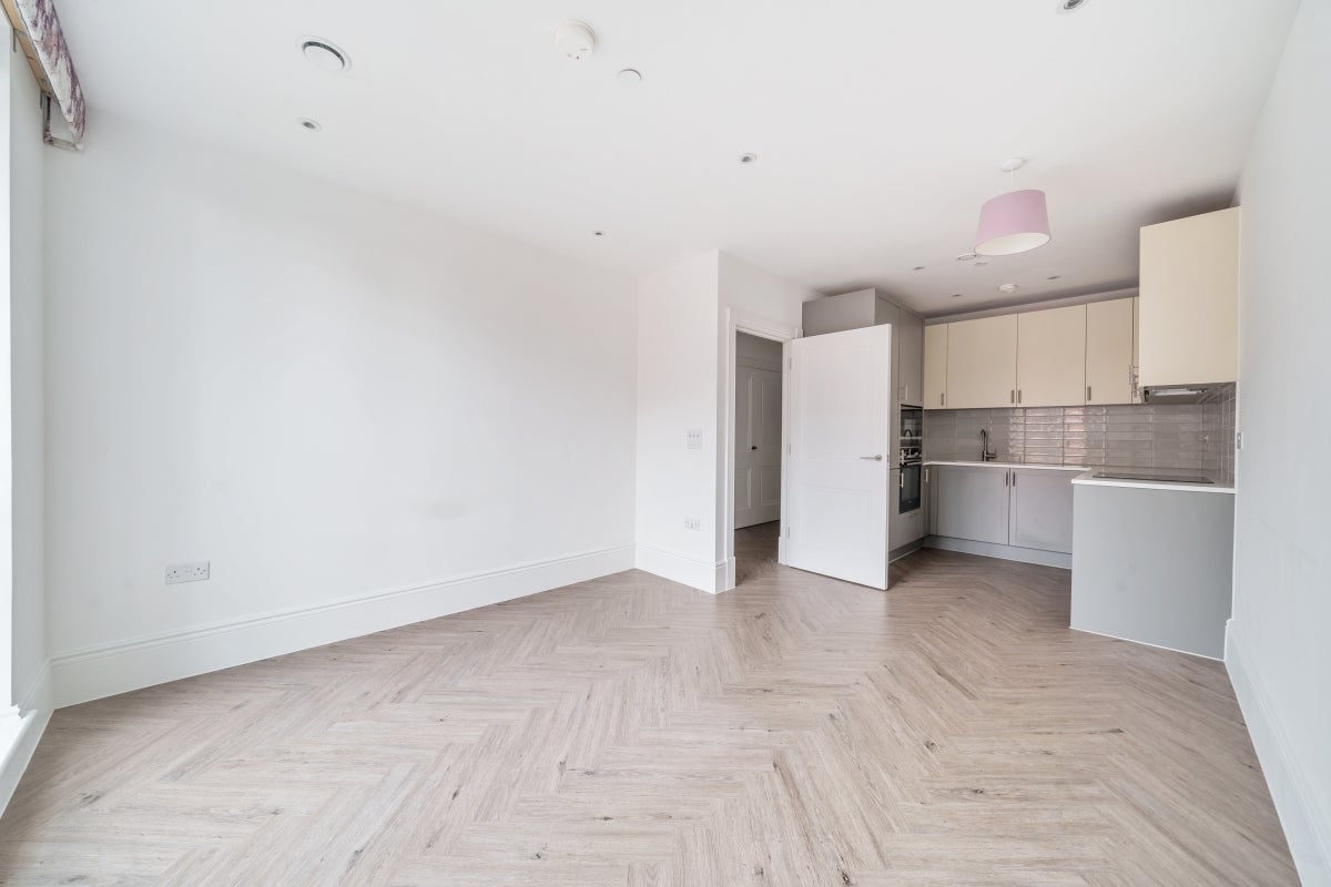 Flat Fellowes Rise in Winchester