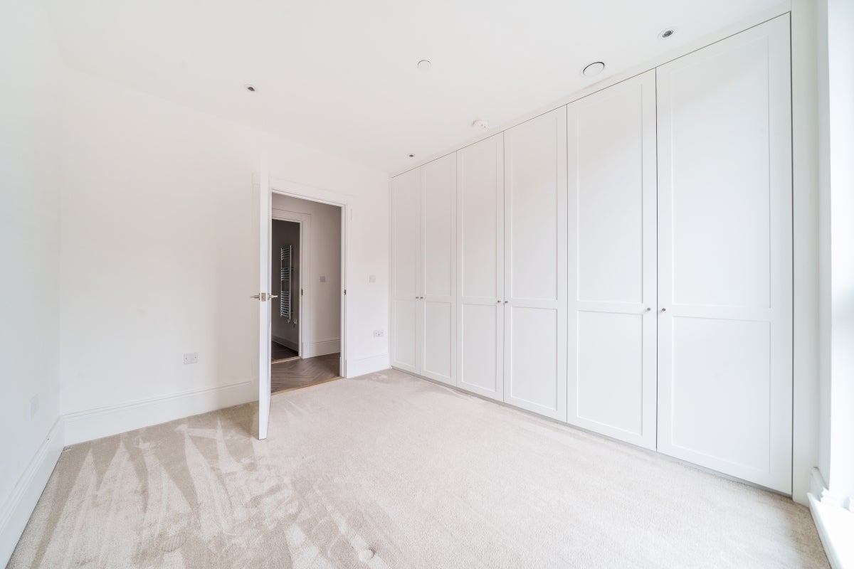 Flat Fellowes Rise in Winchester